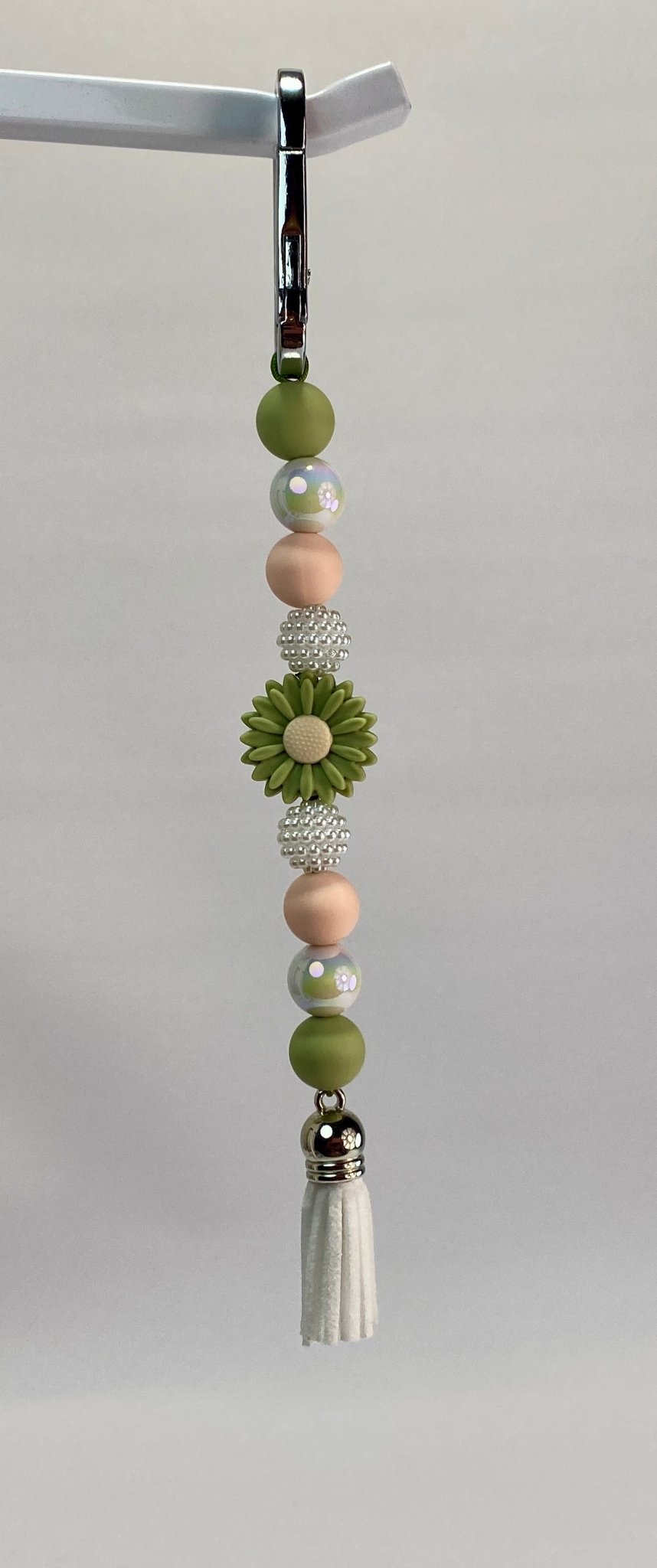 Green Daisy Beaded Keychain - Pearl Moon Creations